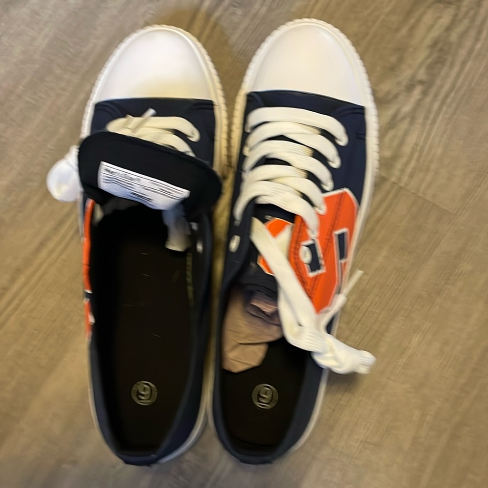 This is a NEW pair of SU sneakers . Men’s size 9. Navy blue with orange .